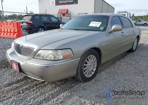 2003 Lincoln Town Car Signature from USA, damaged, VIN 1LNHM82WX3Y700391